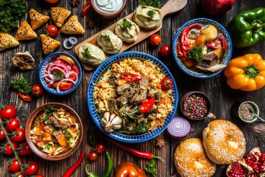 Özbek ve Orta Asya mutfağı kavramı. Özbek yemek pilavı samsa lagman manti shurpa Özbek restoran konsepti Özbek gıdası. Yemek tarifi geçmişi