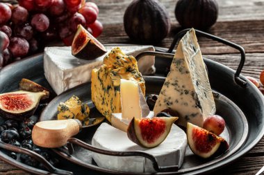 Peynir çeşitleri. Peynir çeşitleri, meyveler, böğürtlen, pankart, üst manzara. metin için yer,