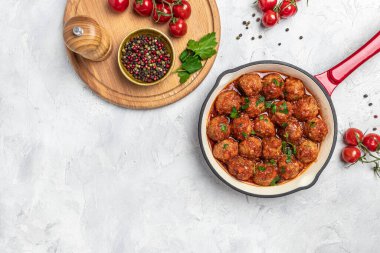 Tatlı ve ekşi domates soslu geleneksel baharatlı köfteler. Restoran menüsü, diyet, yemek kitabı tarifi üst görünümü.