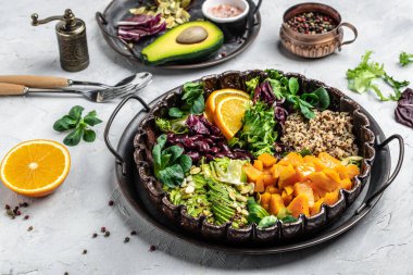 Kinoalı salata, avokado, tatlı patates, koyu arkaplanda fasulye. Süper yiyecek konsepti. Sağlıklı, temiz yeme konsepti. Vejetaryen ya da glütensiz diyet. en üstteki görünüm.