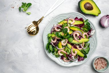 Taze avokado salatası, karides, marul yeşili karışım ve zeytinyağı, limon sosu. Sağlıklı yemek, lezzetli kahvaltı ya da atıştırmalık, temiz yemek, diyet, vejetaryen yemek konsepti. en üstteki görünüm.