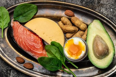 Düşük karbonhidratlı diyet ürünleri. Sağlıklı yağlar, kilo vermek için temiz yiyecekler. afiş, menü, metin için tarif yeri, üst görünüm.