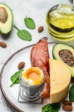 Düşük karbonhidratlı ürünleri yüksek proteinli ve iyi yağ kaynaklı yapın. Sağlıklı yağlar, hafif arka planda kilo vermek için temiz yiyecekler, keto ya da ketojenik diyet, üst görünüm.