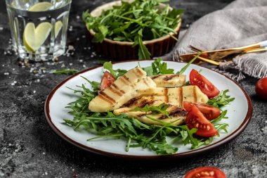 Kızarmış halloumi ve domatesli vejetaryen salatası, yakın plan ketojenik diyet. Lezzetli kahvaltı ya da atıştırmalık, temiz yemek, diyet, vejetaryen yemek konsepti. en üstteki görünüm.