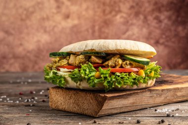 Kızarmış sandviç sandviçi, yanında çıtır tavuk ve salata. Türk tavuklu sandviç. Fast food. Boşluğu kopyala,