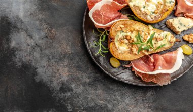 Mor peynirli armutlu aperatif, fındık ve bal, prosciutto. Yaz atıştırmalıkları. Jamonlu armut aperatifi, uzun pankart formatı. en üstteki görünüm