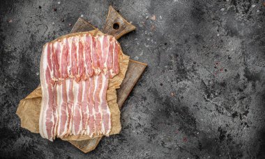 Çiğ domuz pastırması, domuz pastırması ince dilimlenmiş et dilimlenmiş, arka planda domuz yağı, ketojenik diyet, yazı için yer, üst görüş.,