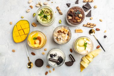 Büyük bir dondurma koleksiyonu, taze fıstık, çikolata, karamel, kavun, mango, çikolata parçacıklı sandviç kurabiyeleri aromatik vanilyalı beyaz kapsüllü lezzetli dondurmalar.,