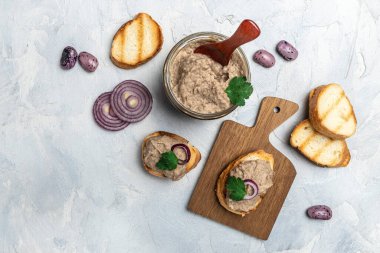 Fasulye ezmeli ekmek, cam kavanozda Meksika usulü fasulye ezmesi. Sağlıklı vejetaryen yemekleri..