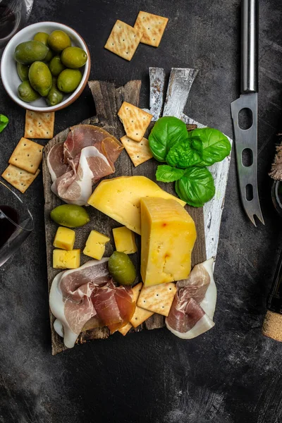Close Antipasto Board Sliced Meat Ham Salami Cheese Olives Wine — Stock Photo, Image