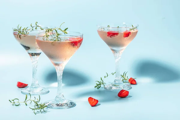 Glass Strawberry Cocktail Mocktail Refreshing Summer Drink Champagne Strawberries Ice — Fotografia de Stock