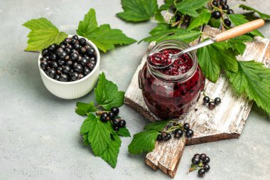 Lezzetli siyah frenk üzümü reçeli urd, krema veya reçel ve taze böğürtlen, pankart, menü, metin için tarif yeri, üst görünüm,