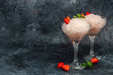 Çilek ve gül şarabıyla karıştırılmış kokteyl. Frose Slushy Smooththy Alkollü İçki.