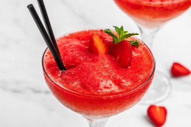 Çilekli buzlu kokteyl ve pembe şarap Frose Slushy Smoothy Alkollü İçecek. Ayyaş Donmuş Gül Frose.
