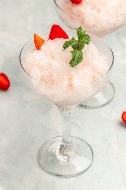 Çilekli buzlu kokteyl ve pembe şarap Frose Slushy Smoothy Alkollü İçecek. Ayyaş Donmuş Gül Frose.