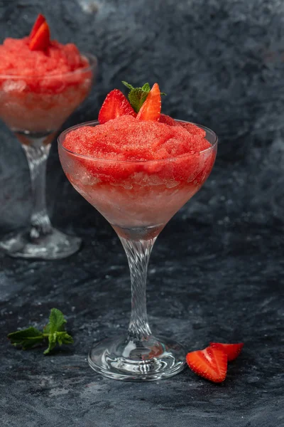 Koktajl Truskawkowy Frose Różowym Winem Frose Slushy Smoothy Smoothy Alcoholic — Zdjęcie stockowe