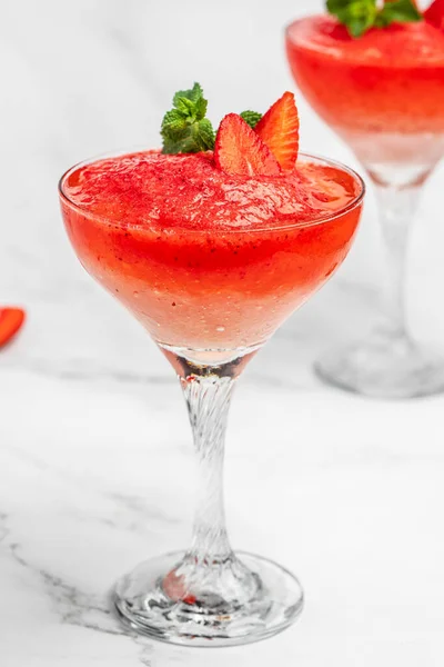 玫瑰鸡尾酒混合了草莓味和粉红色的葡萄酒 酒精饮料 布西冰冻玫瑰花 — 图库照片
