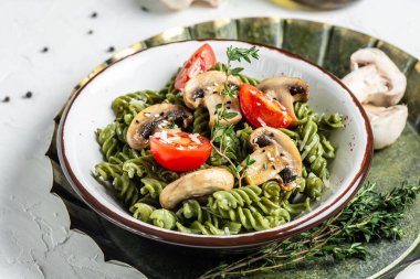 Mantar ve ıspanaklı makarna kasede, vejetaryen yemekleri arka planda. Vejetaryen ya da glütensiz diyet. afiş, metin için menü tarifi yeri, üst görünüm.