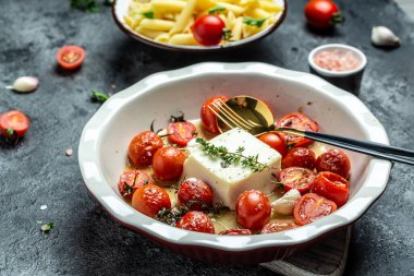 Viral Feta pişirmek fırında makarna ile kavrulmuş kiraz domatesleri, peynir, otlar ve sarımsak. Metin için menü tarifi yeri, üst görünüm.
