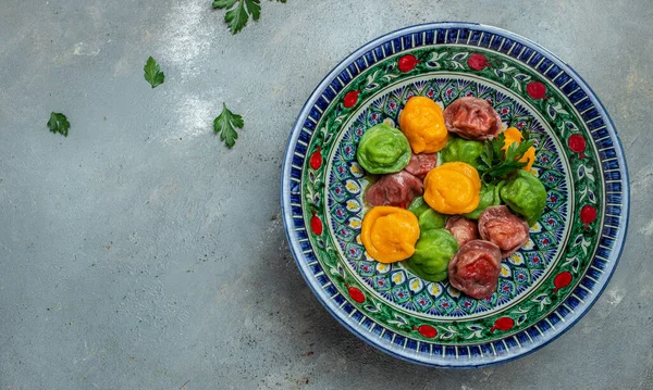 Ουζμπεκιστάν Ζυμαρικά Φτιαγμένα Από Πολύχρωμη Ζύμη Σπιτικό Ουζμπεκικό Πιάτο Έννοια — Φωτογραφία Αρχείου