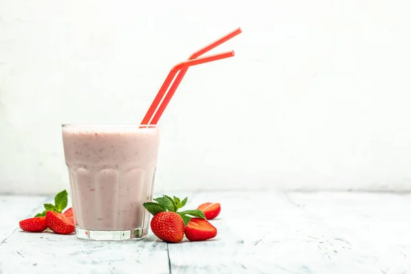 Glass Tasty Strawberry Smoothie Berries Yogurt Glass Jar White Background — Fotografia de Stock