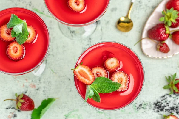 Postre Panna Cotta Italiano Con Fresa Menta Sobre Fondo Claro — Foto de Stock