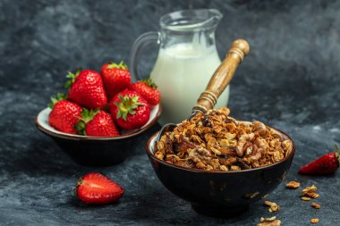 Yoğurtlu granola, tatlım ve mavi ahşap masada çilek. Süper yiyecek konsepti. Sağlıklı, temiz yemek. Vejetaryen ya da glütensiz diyet. metin için yer.