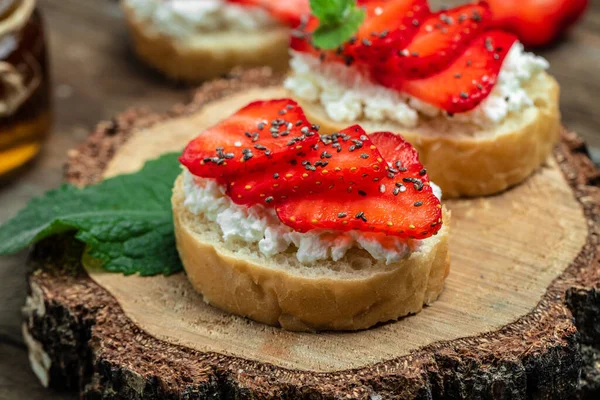 Crostini Toasts Strawberries Cream Cheese Ricotta Delicious Breakfast Snack Clean — Stockfoto