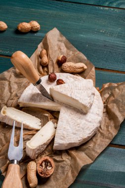 Peynirli beyaz peynir mi yoksa peynirli krema mı? Doğu mutfağı kavramı. Ulusal İtalyan Fransız gurme meze peynir ve fındık.