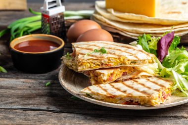 Meksika usulü omlet, sebze, jambon ve peynirli tortilla Meksika mutfağı, Meksika ve Latin Amerika geleneksel restoran menüsü, yemek tarifi kapağı.