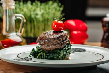 Ispanaklı sığır filetosundan madalyon bifteği, lezzetli dengeli gıda konsepti,