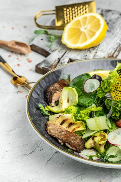 Ensalada Con Pescado Rojo Ahumado Con Verduras Frescas Hojas Lechuga — Foto de Stock