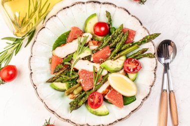 Ketogenik diyet. Tavuk etli kuşkonmaz, avokado, domates. Detoks ve sağlıklı konsept. Keto yemeği. Üst görünüm, genel görünüm.