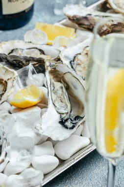 Kavrulmuş balkabağı ve kabak tohumlu havuç çorbası, detoks ve sağlıklı yiyecek kasesi konsepti, yemek tarifi geçmişi. Kapat..