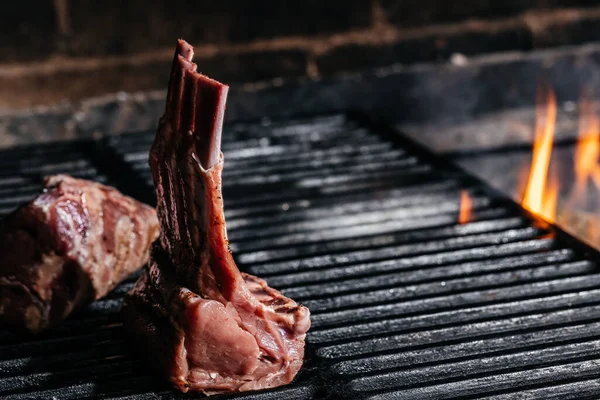 グリルに肉ラム肉 焼き野菜とボード上の子羊の肋骨 レストランメニュー パン屋のコンセプト — ストック写真