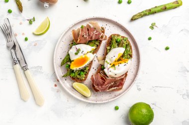 Ketojenik diyet yemeği kuşkonmaz mızraklı haşlanmış yumurta ve prosciutto. afiş, metin için menü tarifi yeri, üst görünüm.