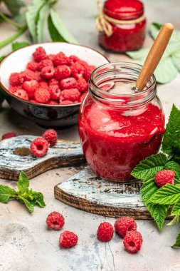 Ev yapımı ahududu reçeli ya da hafif arka planda konfeksiyon. dikey görüntü. Üst Manzara. metin için yer.