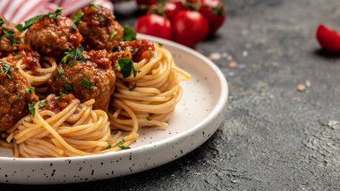 Köfte ve domates soslu spagetti makarna, İtalyan yemek tarifi geçmişi. Kapat..