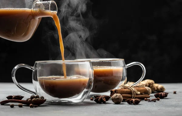 Üveg Csésze Hagyományos Indiai Masala Chai Tea Tejjel Fűszerekkel Szürke — Stock Fotó