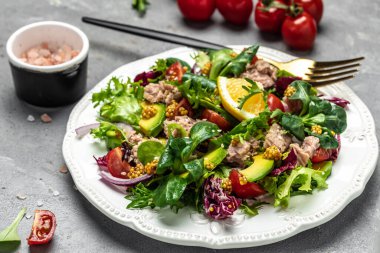 Salatayı marul, vişneli domates, avokado ve kırmızı soğanla kapat. Süper yiyecek konsepti. Sağlıklı, temiz yeme konsepti. Vejetaryen ya da glütensiz diyet. Üst görünüm.