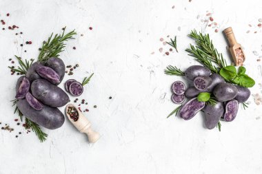 Beyaz arka planda soyutlanmış çiğ patates ya da yarasa. Batata patatesi. Vejetaryen yemek malzemeleri. Ipomoea yarasaları. Batata patatesi. Uzun afiş biçimi. en üstteki görünüm,