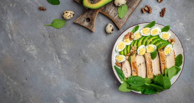 Keto diyet salata avokado, ızgara tavuk fileto, bıldırcın yumurtası, ıspanak, ceviz. Sağlıklı yağlar, kilo kaybı, afiş, menü, metin için tarif yeri, üst görünüm için temiz yeme,