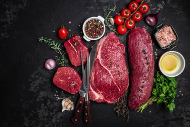 Koyu arka planda baharatlı çiğ et bifteği çeşitleri. Uzun afiş biçimi. en üstteki görünüm.