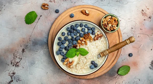 Frühstück Haferbrei Mit Nüssen Frischem Blaubeerhonig Schüssel Auf Hellem Hintergrund — Stockfoto