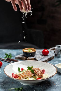 Izgara tavuk, peynir, bıldırcın yumurtası ve soslu kiraz domatesli lezzetli salata. dengeli gıda konsepti, restoran menüsü, diyet, yemek kitabı tarifi üst görünümü,