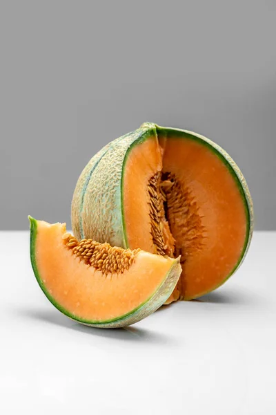 Melon Kantalupowy Plasterkach Surowy Organiczny Melon Toskański Cantaloupe Jasnym Tle — Zdjęcie stockowe