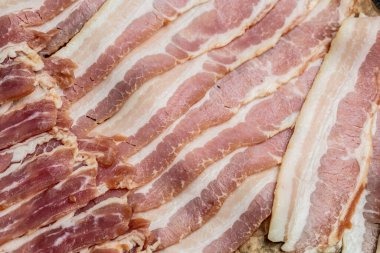 Pastırma dilimlerini kapat. Domuz eti. Tahtada biberiyeli domuz eti, Keto diyet gıda malzemeleri. Restoran menüsü, diyet, yemek kitabı tarifi..