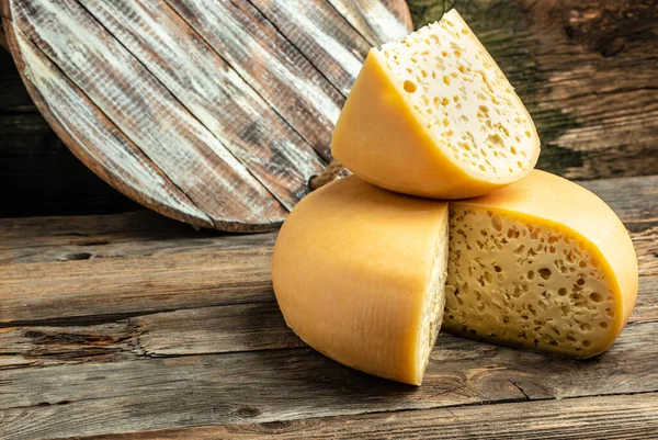 奶酪轮与一块奶酪Maasdam与大孔 农民市场 食谱位置 — 图库照片