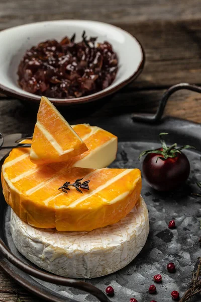 Camembert Brie Gorgonzola Frischkäse Mit Basilikumblättern Und Kirschtomaten Auf Dunklem — Stockfoto