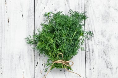 Taze dereotu, hafif arka plandaki ahşap kutuya kapatın. Dondurucu büyüklükte organik, sağlıklı, ething doğal ürün porsiyonuna hazırlık yapın. metin için yer.